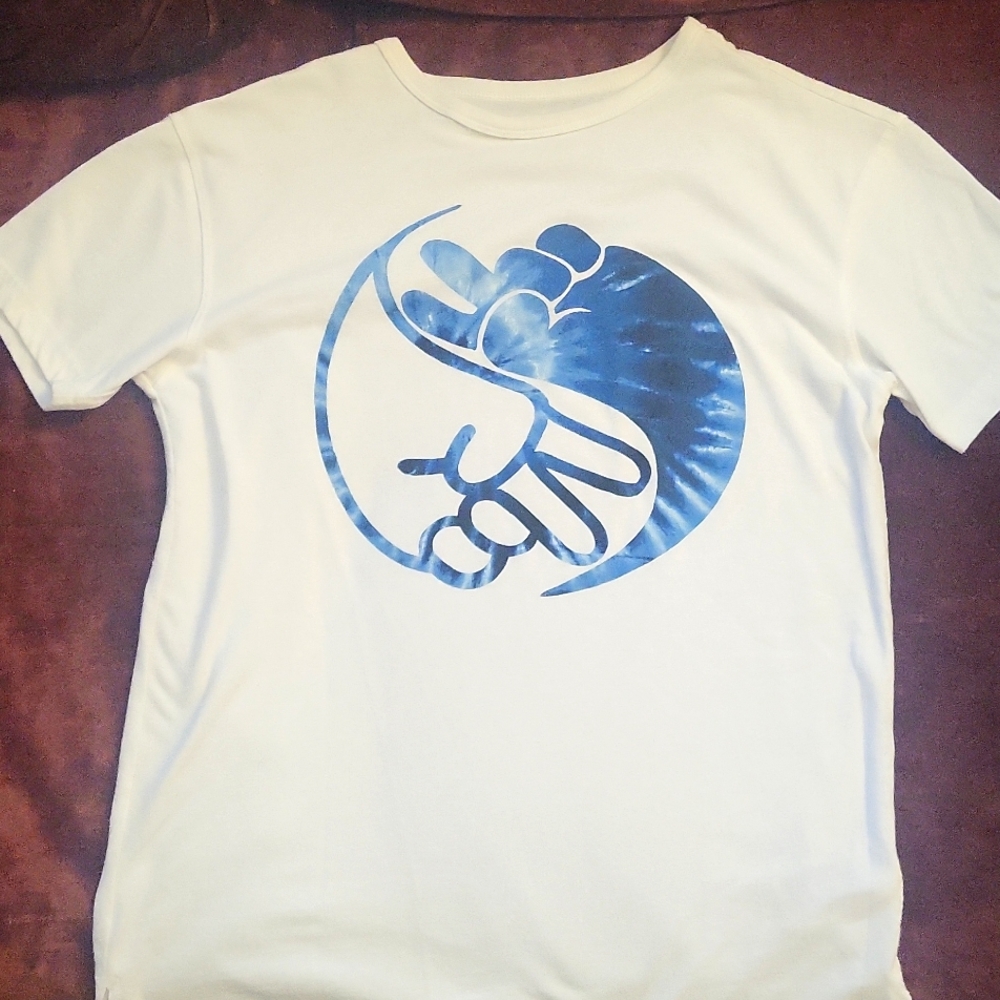 Like New! Short sleeved T, white w/blue wave/peace/yin yang. Boys XL (14-16)
